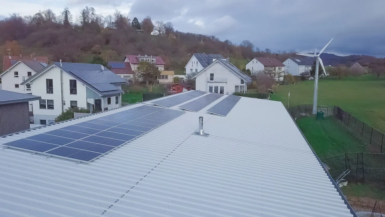 Firmengebäude von DÜRR Elektrotechnik in Ofterdingen mit PV-Anlage, Batteriespeicher und Windkraftanlage