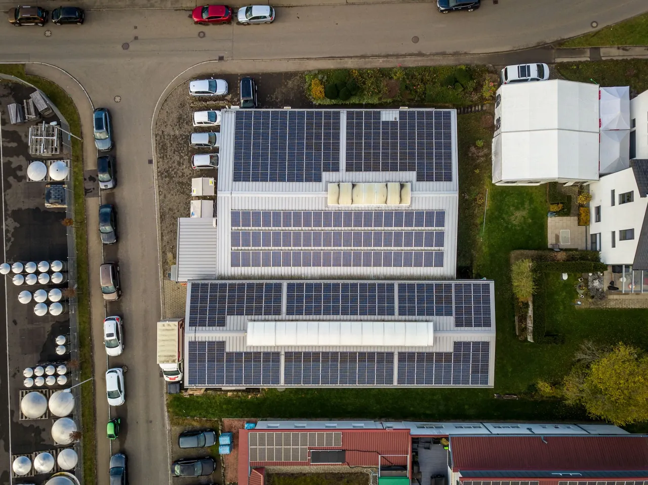 80 kWp Photovoltaik-Anlage mit Batteriespeicher für Jura Textil in Ofterdingen
