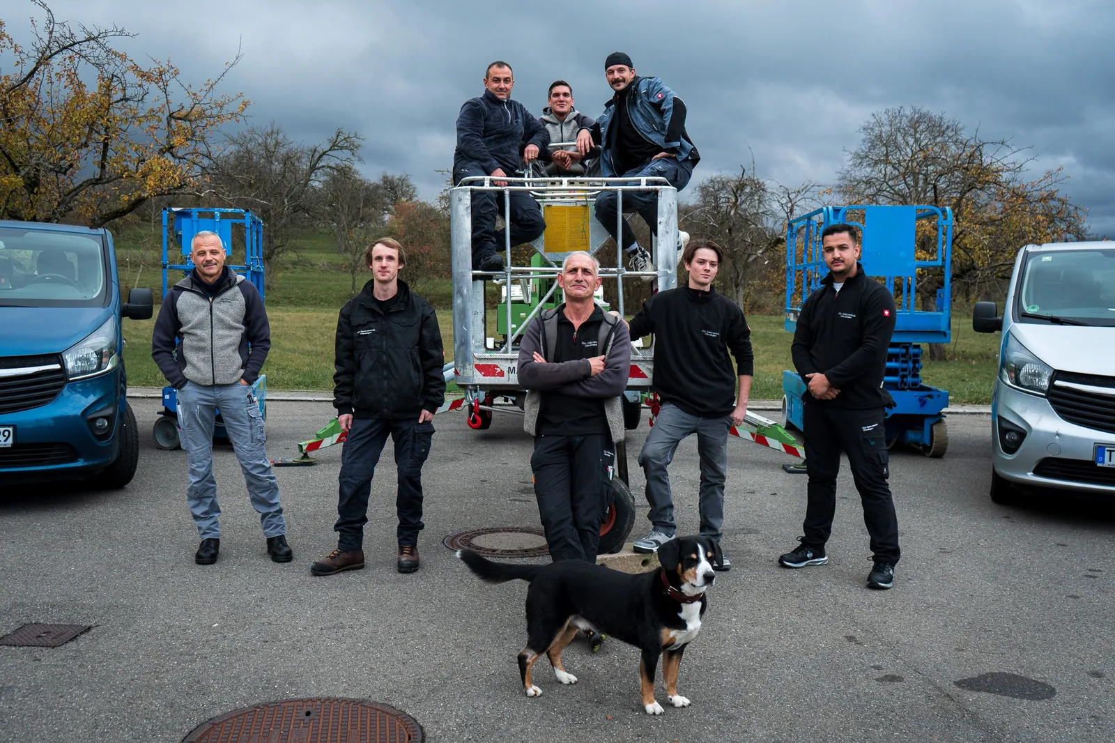 Das Team von DÜRR Elektrotechnik vor den Firmenfahrzeugen in Ofterdingen